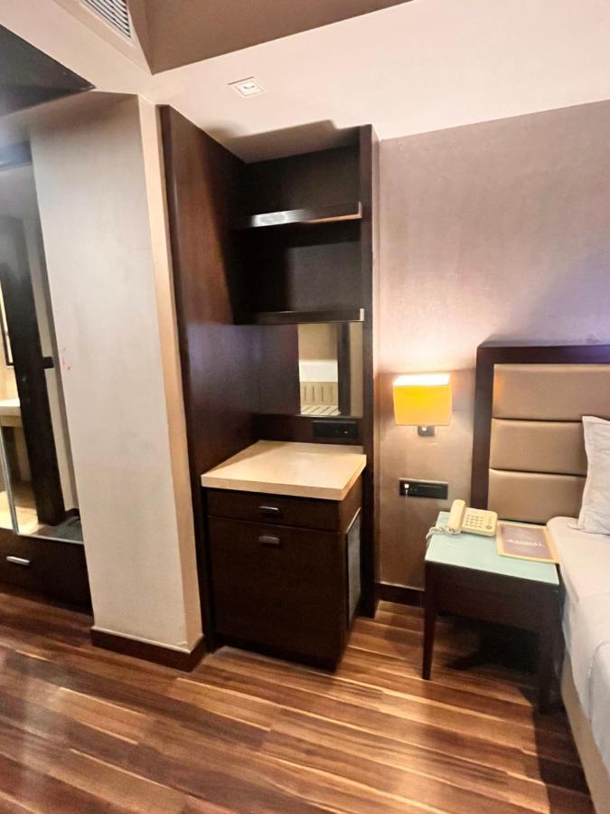Krios Hotel - Near Sg Highway, Ahmadábád Kültér fotó