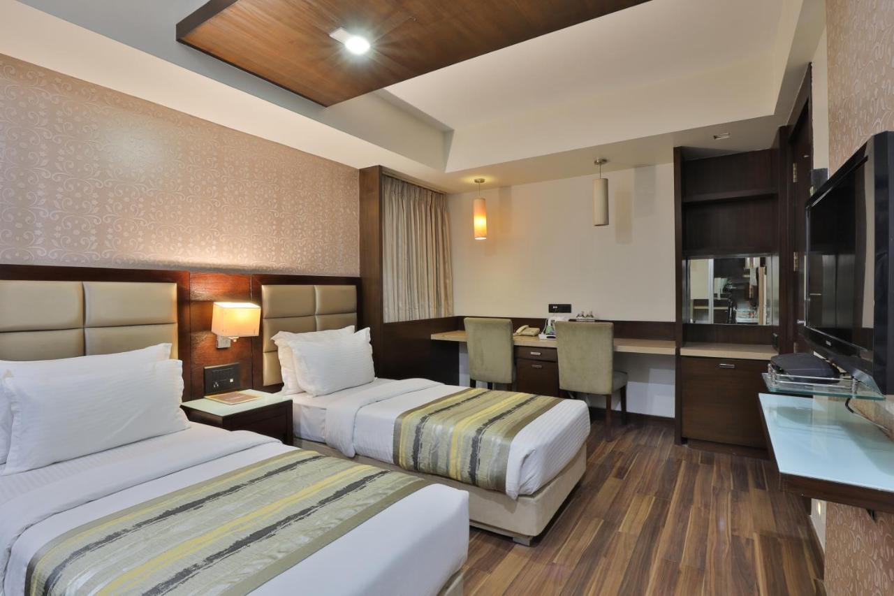Krios Hotel - Near Sg Highway, Ahmadábád Kültér fotó