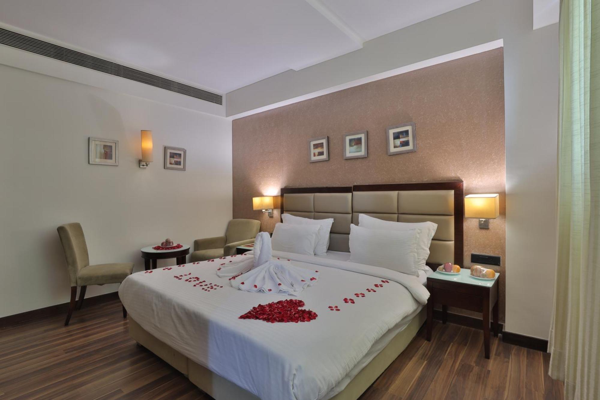 Krios Hotel - Near Sg Highway, Ahmadábád Kültér fotó