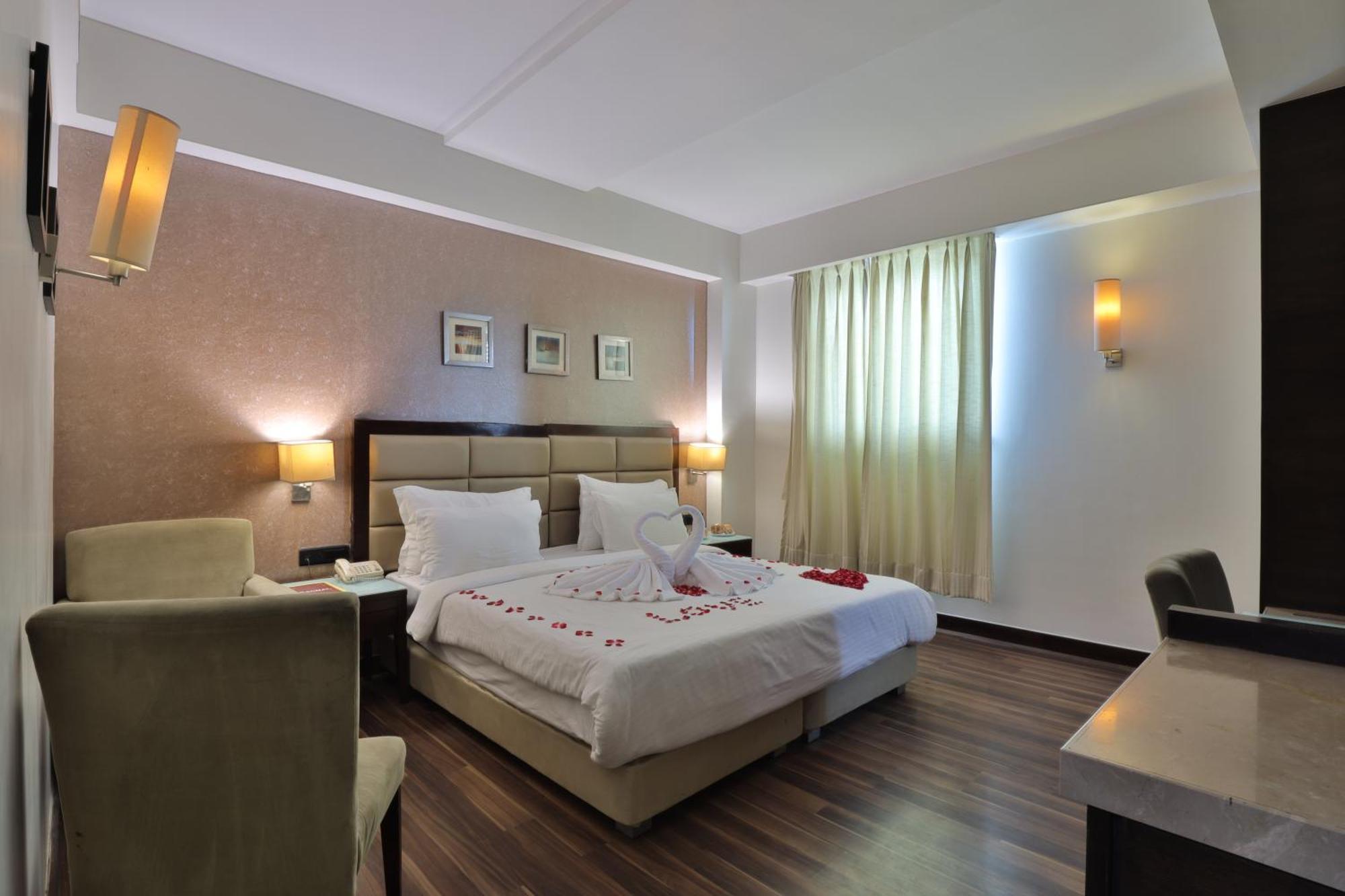 Krios Hotel - Near Sg Highway, Ahmadábád Kültér fotó