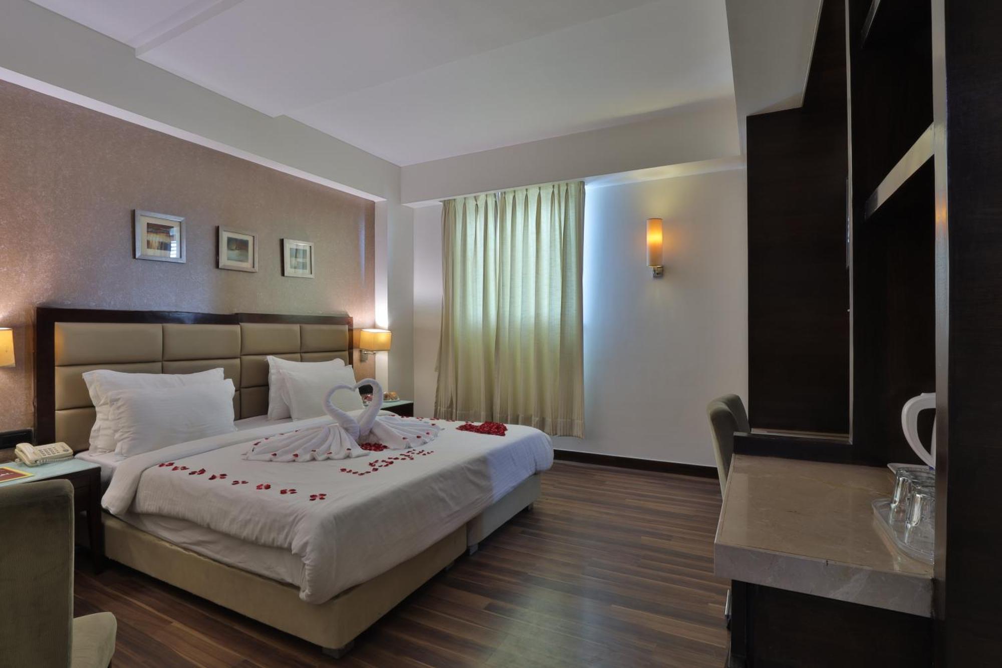 Krios Hotel - Near Sg Highway, Ahmadábád Kültér fotó