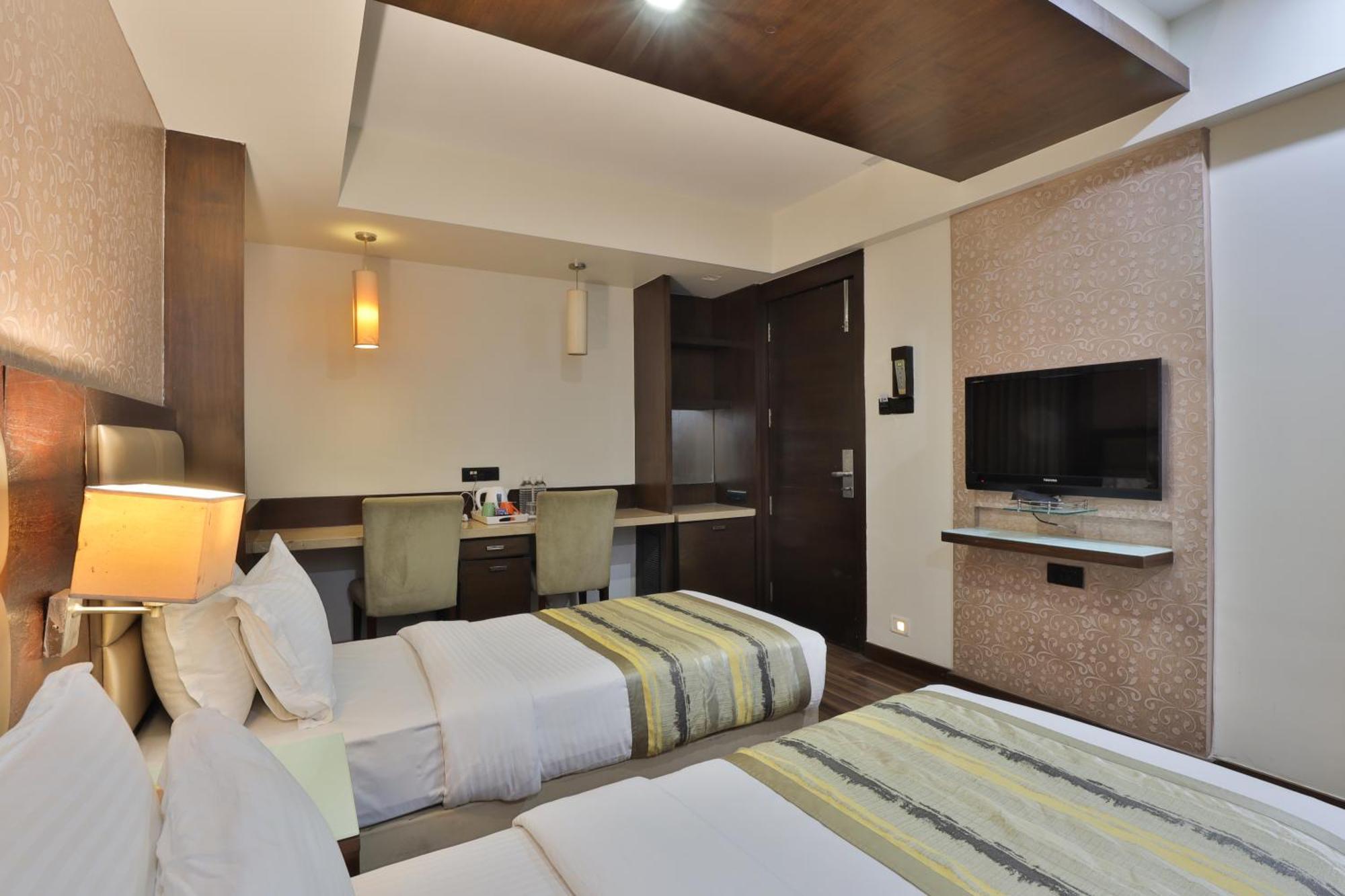 Krios Hotel - Near Sg Highway, Ahmadábád Kültér fotó
