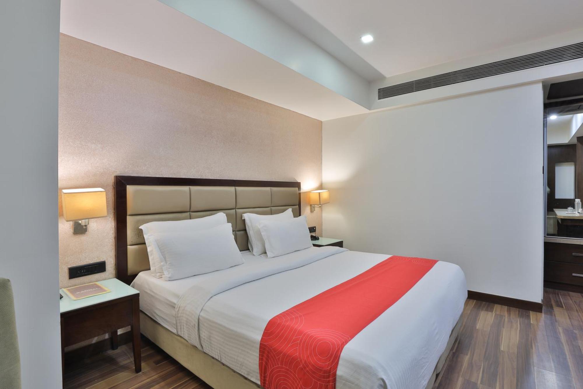Krios Hotel - Near Sg Highway, Ahmadábád Kültér fotó