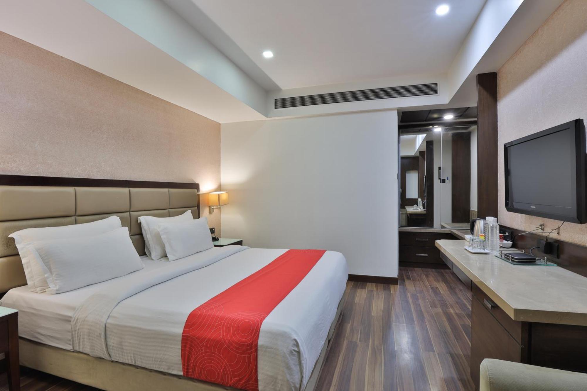 Krios Hotel - Near Sg Highway, Ahmadábád Kültér fotó