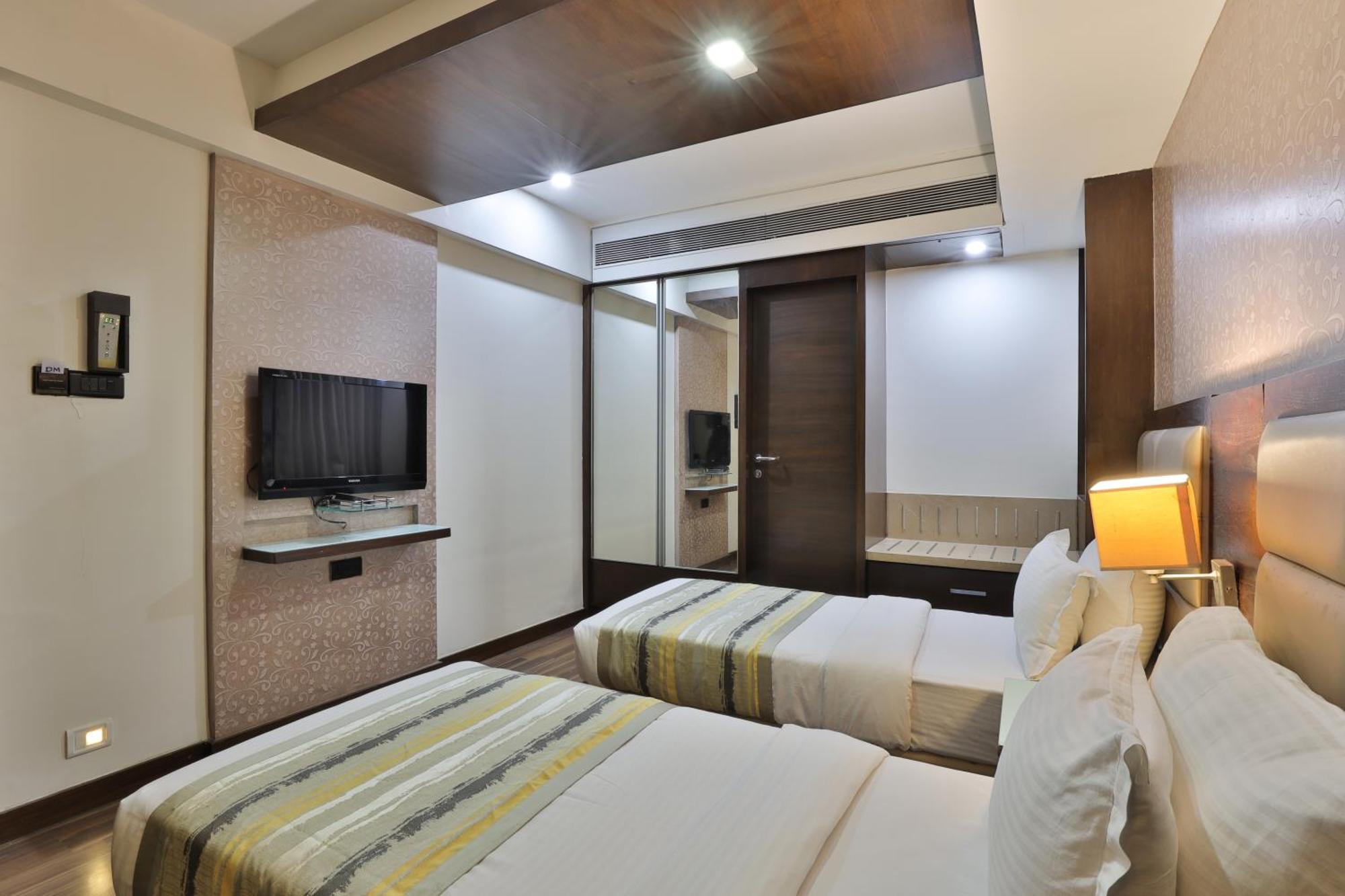 Krios Hotel - Near Sg Highway, Ahmadábád Kültér fotó