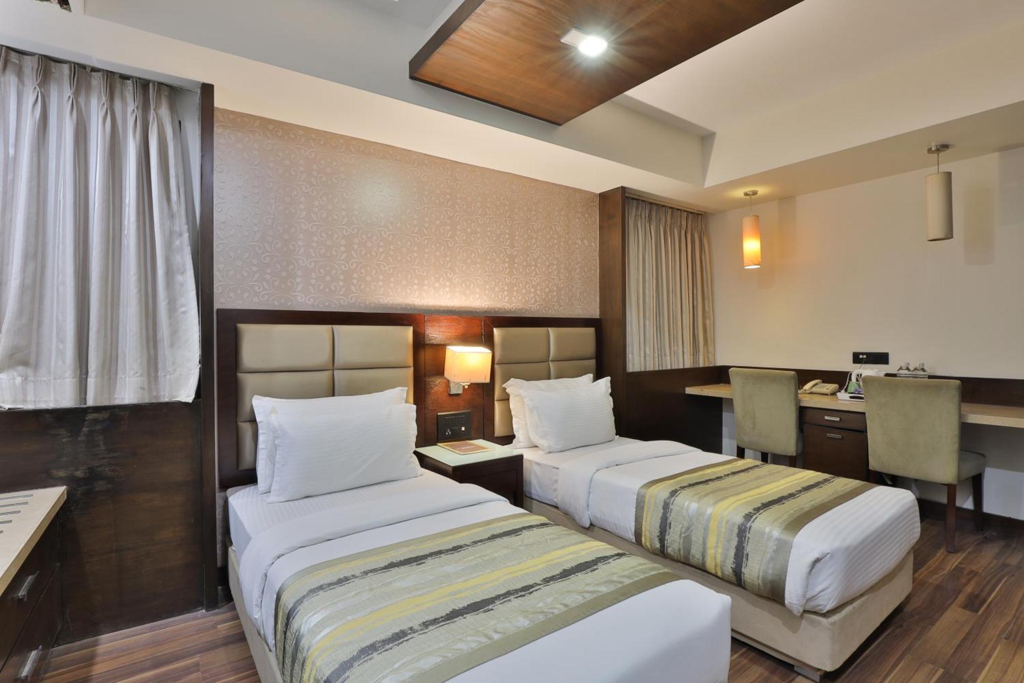 Krios Hotel - Near Sg Highway, Ahmadábád Kültér fotó