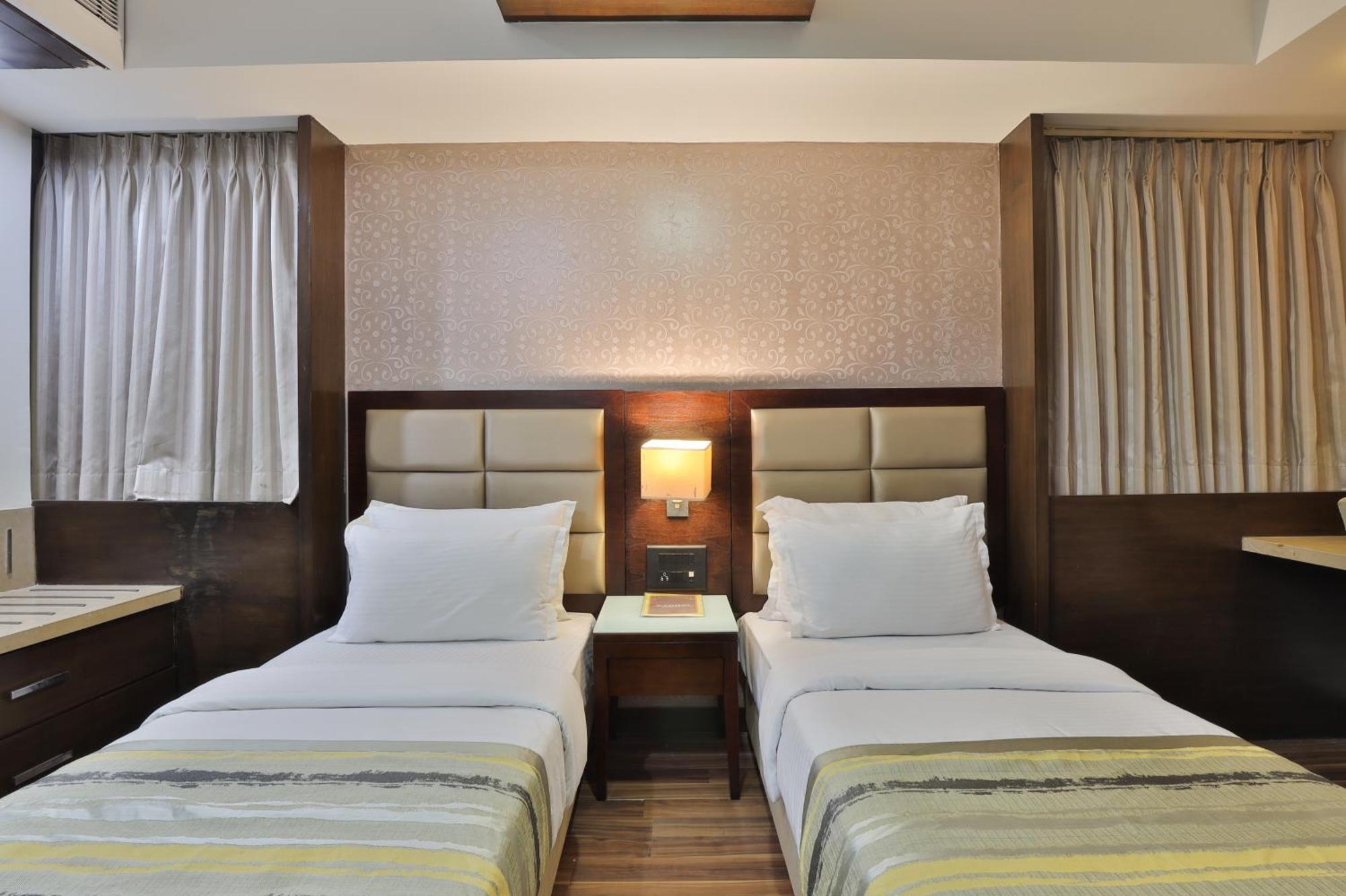 Krios Hotel - Near Sg Highway, Ahmadábád Kültér fotó