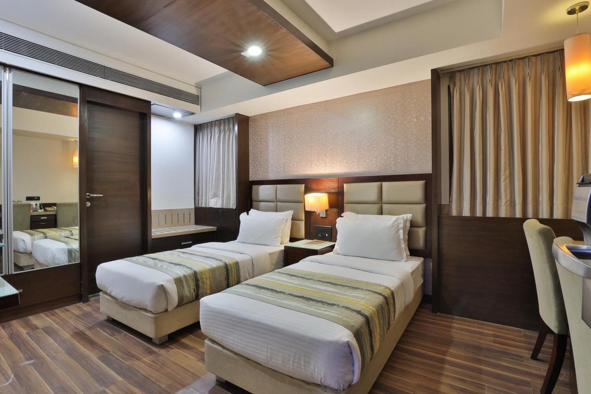 Krios Hotel - Near Sg Highway, Ahmadábád Kültér fotó